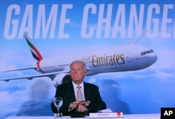 Presiden maskapai penerbangan Emirates Tim Clark berbicara kepada wartawan saat konferensi pers di pembukaan "Dubai Air Show", Uni Emirat Arab, 12 November 2017.