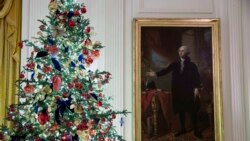 Un árbol decorado se encuentra junto al retrato del presidente George Washington en la Sala Este durante la vista previa de Navidad de 2019 en la Casa Blanca, el lunes 2 de diciembre de 2019, en Washington. (Foto AP / Alex Brandon).