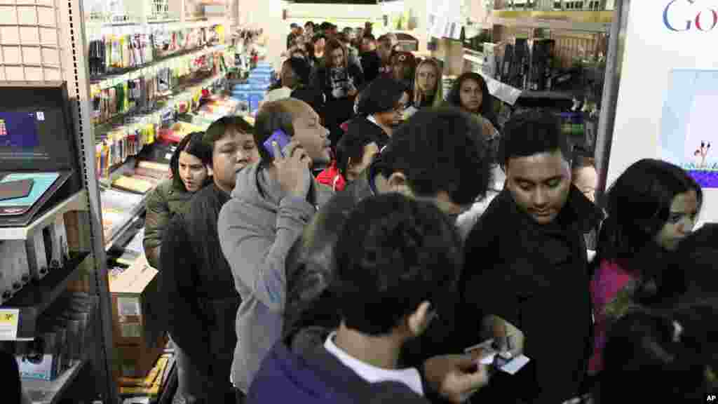 Les clients attendent en ligne dans le département informatique pour profiter des remises et faire de gros achats au Black Friday. Photo prise le 23 Novembre de 2012 à Best Buy, Philadelphie, en Pennsylvanie.