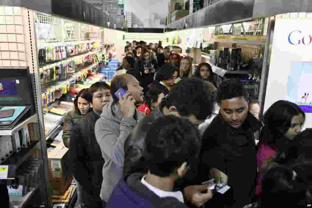 Clientes esperan en fila en el departamento de c&oacute;mputo de Best Buy en Filadelfia para aprovechar las ofertas especiales por Viernes Negro. 