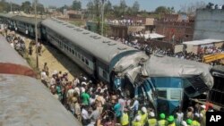 Indian rescue workers gather at the site of a train accident near Bachhrawan village in northern Uttar Pradesh state, March 20, 2015.