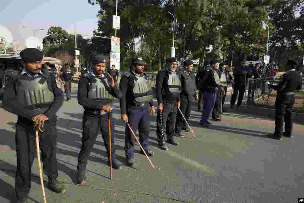 اسلام آباد میں ہونے والے احتجاج کے دوران پولیس اہلکار ڈپلومیٹک انکلیو جانے والے راستے پر مستعد کھڑے ہیں