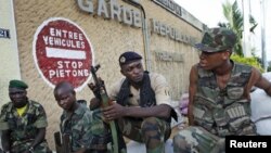 Majeshi ya Ivory Coast kwenye wakilinda ngome katika mji mkuu Ivory Coast.