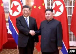 김정은 북한 국무위원장과 시진핑 중국 국가주석이 2019년 6월 20일 평양에서 만나 악수하는 모습을 중국 관영 신화통신이 보도했다. (자료사진)