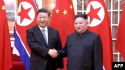 김정은 북한 국무위원장과 시진핑 중국 국가주석이 20일 평양에서 만나 악수하는 모습을 중국 관영 신화통신이 보도했다. 