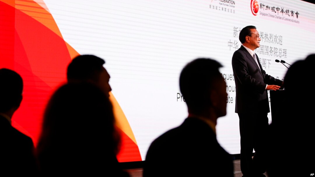 Chinese Premier Li Keqiang addresses participants of the ASEAN summit in Singapore, Nov. 13, 2018.