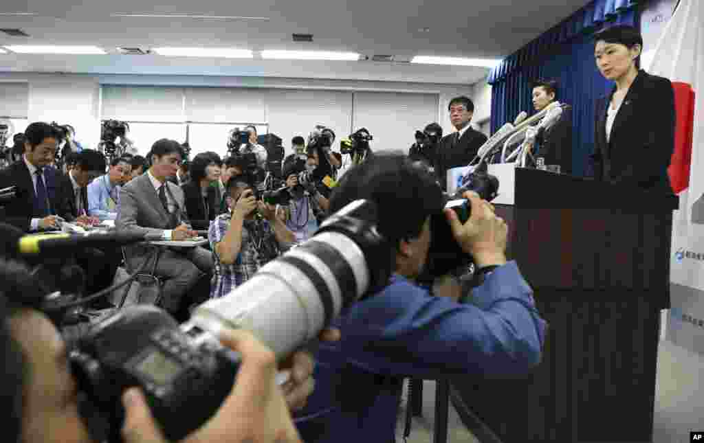 Japanese Trade and Industry Minister Yuko Obuchi announces her resignation at a press conference at her ministry in Tokyo, Oct. 20, 2014. 