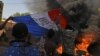 ARCHIVES - Le drapeau de la France est brûlé lors d'une manifestation à Ouagadougou, au Burkina Faso, le 27 novembre 2021.