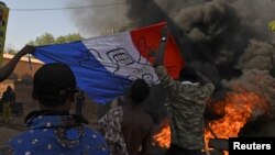 ARCHIVES - Le drapeau de la France est brûlé lors d'une manifestation à Ouagadougou, au Burkina Faso, le 27 novembre 2021.