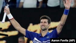 Novak Đoković proslavlja pobedu nad Žo-Vilfredom Congom u drugom kolu Australijen opena u Melburnu (Foto: AP/Aaron Favila)