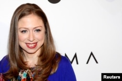 ນາງ Chelsea Clinton ໃນງານສັງສັນ ຮັບປະທານອາຫານ ຂອງວັນໃຫ້ກຽດແລະໃຫ້ອຳນາດຕໍ່ພວກແມ່ຍິງ ຫຼື Power of Women ໃນນະຄອນ New York City, 21 ເມສາ 2017.