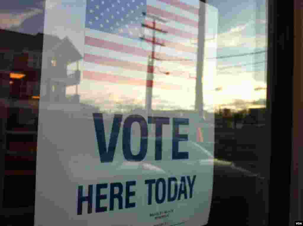 Trạm chữa lửa ở Bradley Beach, bang New Jersey, trở th&agrave;nh địa điểm bỏ phiếu duy nhất cho cư d&acirc;n v&ugrave;ng n&agrave;y, nơi vẫn thường c&oacute; 4 điểm bỏ phiếu trong những kỳ tổng tuyển cử. Nguy&ecirc;n d&acirc;n l&agrave; do si&ecirc;u b&atilde;o Sandy, ng&agrave;y 6 th&aacute;ng 11, 2012. (Celia Mendoza/VOA)