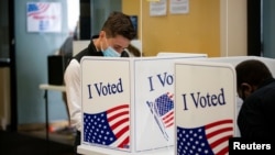 Građani glasaju na biračkom mestu u Arlingtonu, u Virdžiniji, 18. septembar 2020. (Foto: Rojters/Al Drago)