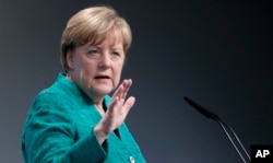 ນາຍົກລັດຖະມົນຕີເຢຍຣະມັນ ທ່ານນາງ Angela Merkel ກ່າວຕໍ່ກອງປະຊຸມຖະແຫຼງຂ່າວ ກ່ອນມ້ວນທ້າຍກອງປະຊຸມສຸດຍອດ G-20 ໃນນະຄອນ Hamburg, ເຢຍຣະມັນ, 8 ກໍລະກົດ 2017.