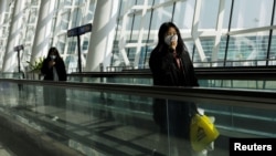 2021 年 1 月 2 日中国湖北省武汉市爆发冠状病毒病 (COVID-19) 后，旅客在武汉天河国际机场使用手机。