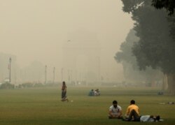 Suasana di sebuah taman dekat Tugu Peringatan "India gate" pada hari yang diselimuti kabut asap di New Delhi, India, 1 November 2019.