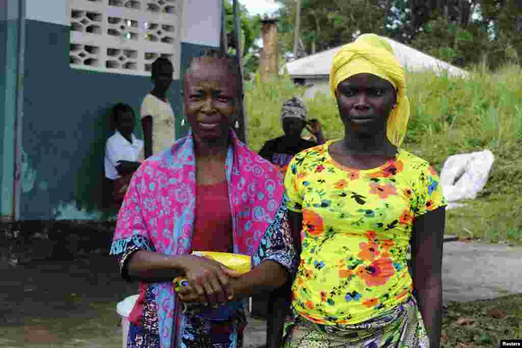 لائبیریا میں ایبولا وائرس سے متاثر ہونے کے بعد صحت یاب ہونے والی دو خواتین۔ 