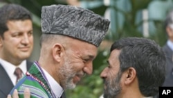 Iranian President Mahmoud Ahmadinejad (r) meets with Afghan President Hamid Karzai (file photo)