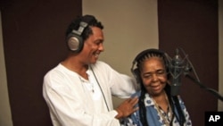 Mário Lúcio e Cesária Évora na gravação de Kreol