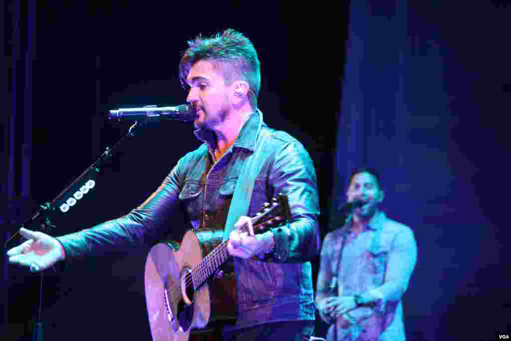 Acompañado de su guitarra y vestido con casaca de cuero negra, Juanes arrancó su presentación en el escenario del Wolf Trap.