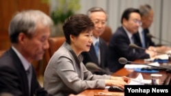 박근혜 한국 대통령이 2일 청와대에서 열린 수석비서관회의에서 발언하고 있다.