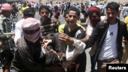 在也門西南部城市塔伊茲，有反胡塞的示威者在與胡塞武裝衝突中受傷