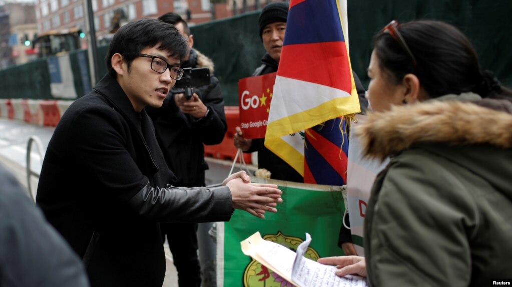 资料照片:一位自称是来自中国的谷歌雇员的男士在纽约曼哈顿谷歌办事处外与要求谷歌废除迎合中国审查的中文搜索软件的西藏妇女协会地区分会成员争论。(2019年1月18日)(photo:VOA)