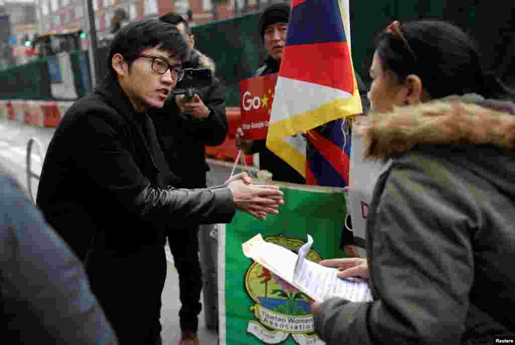 A man who identified himself as a Google employee from China argues with Women from the Regional Tibetan Women&#39;s Association during a protest to scrap Chinese search engine censorship, outside the Google offices in Manhattan, New York City, U.S.