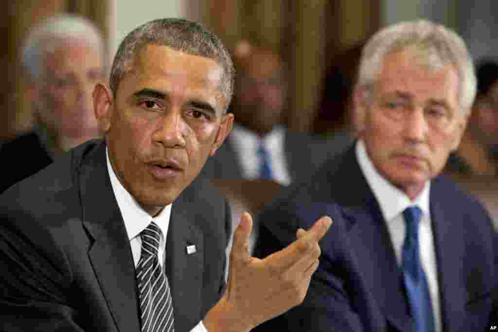 Prezident Barak Obama, Mudofaa vaziri Chak Xeygl Oq uyda matbuot bilan uchrashuvda Ebola xavfi haqida so&#39;zlayapti. 15-oktabr, 2014-yil.