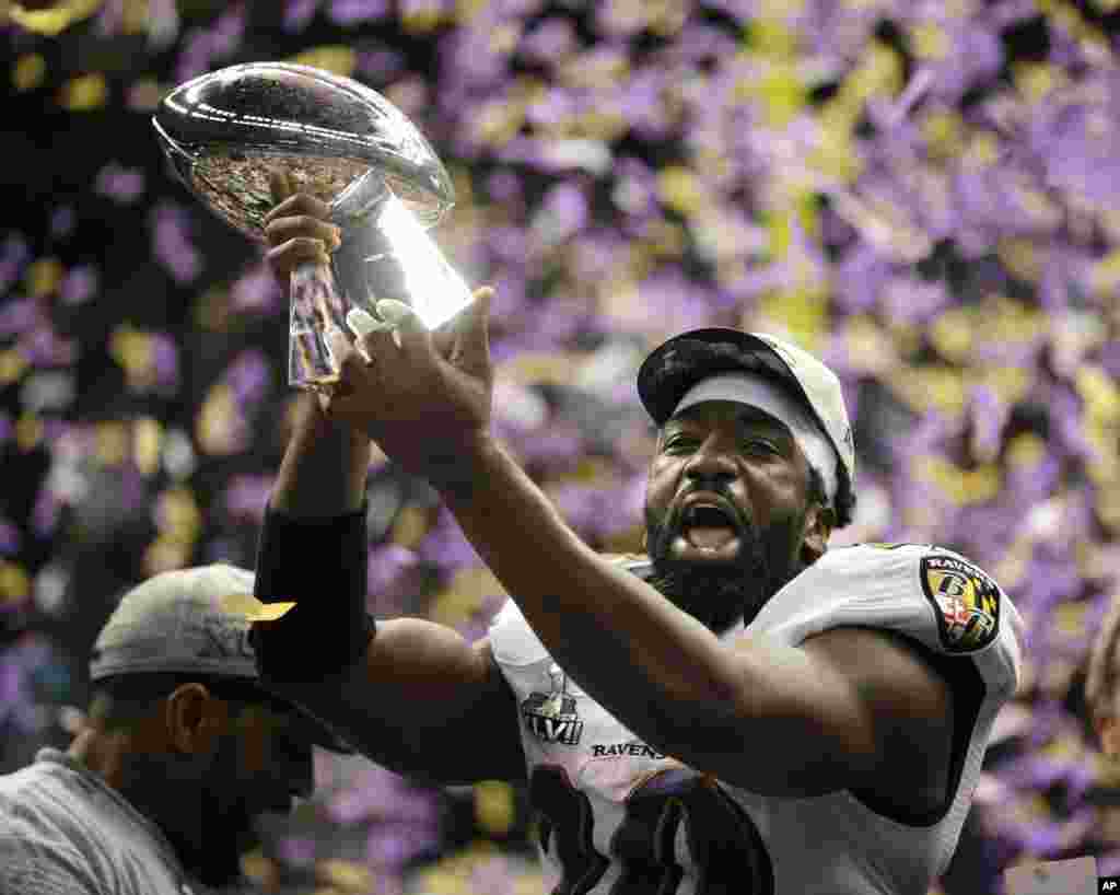 Baltimore Ravens safety Ed Reed (20) celebrates his team&#39;s 34-31 win against the San Francisco 49ers.