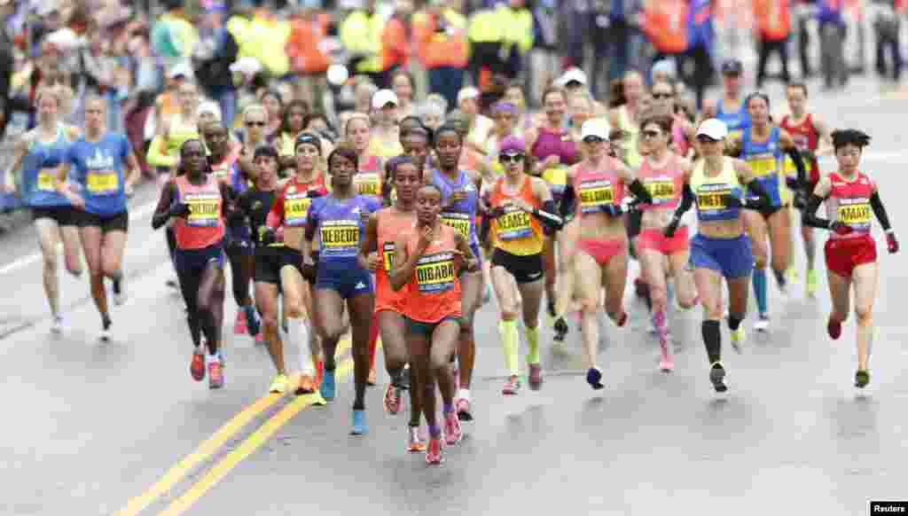 Ejegayehu Dibaba memimpin peserta maraton pada garis start Boston Marathon 2015.