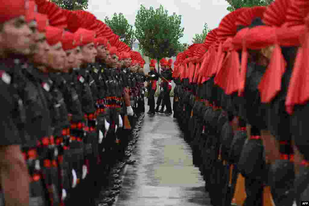Tân binh thuộc trung đoàn bộ binh Jammu và Kashmir của quân đội Ấn Độ tham gia cuộc diễu hành trong lễ tốt nghiệp trường quân sự ở Srinagar. 494 tân binh, trong đó có nhiều người là dân địa phương, đã hoàn thành chương trình đào tạo 49 tuần trước khi được nhận làm thành viên cơ hữu của trung đoàn.