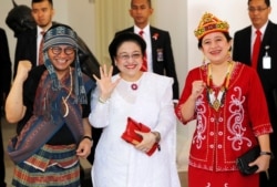 Sekretaris Kabinet Indonesia Pramono Anung, mantan presiden Indonesia Megawati Soekarnoputri dan putri Megawati, Menteri Koordinator Pembangunan Manusia dan Kebudayaan Puan Maharani,pada Hari Kemerdekaan ke-73 RI di Jakarta, 17 Agustus 2018. (Foto: REUTER