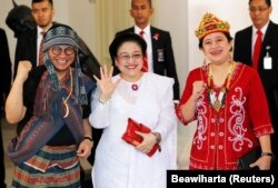 Sekretaris Kabinet Indonesia Pramono Anung, mantan presiden Indonesia Megawati Soekarnoputri dan putri Megawati, Menteri Koordinator Pembangunan Manusia dan Kebudayaan Puan Maharani,pada Hari Kemerdekaan ke-73 RI di Jakarta, 17 Agustus 2018. (Foto: REUTER