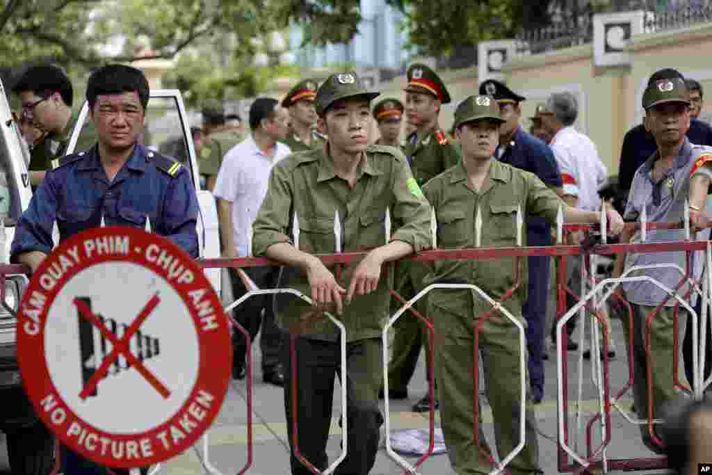 Nhân viên an ninh Việt Nam canh gác&nbsp;bên ngoài khu vực của Đại sứ quán Trung Quốc tại Hà Nội, ngày 18/5/2014.