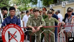 베트남 경찰이 5월18일 하노이의 중국 대사관 앞에 바리케이트를 치고 반중 시위자들의 접근을 차단하고 있다. 