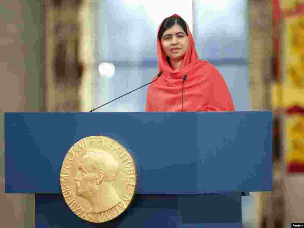 Peraih Nobel Perdamaian Malala Yousafzai berpidato dalam upacara penyerahan hadiah di Balai Kota Oslo (10/12).&nbsp;&nbsp;(Reuters/Cornelius Poppe)