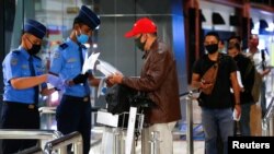 Para calon penumpang antre untuk pemeriksaan dokumen sebelum menaiki pesawat di Bandara Soekarno-Hatta di tengah pandemi virus corona (Covid-19) di Jakarta, 21 Mei 2020. (Foto: Reuters)