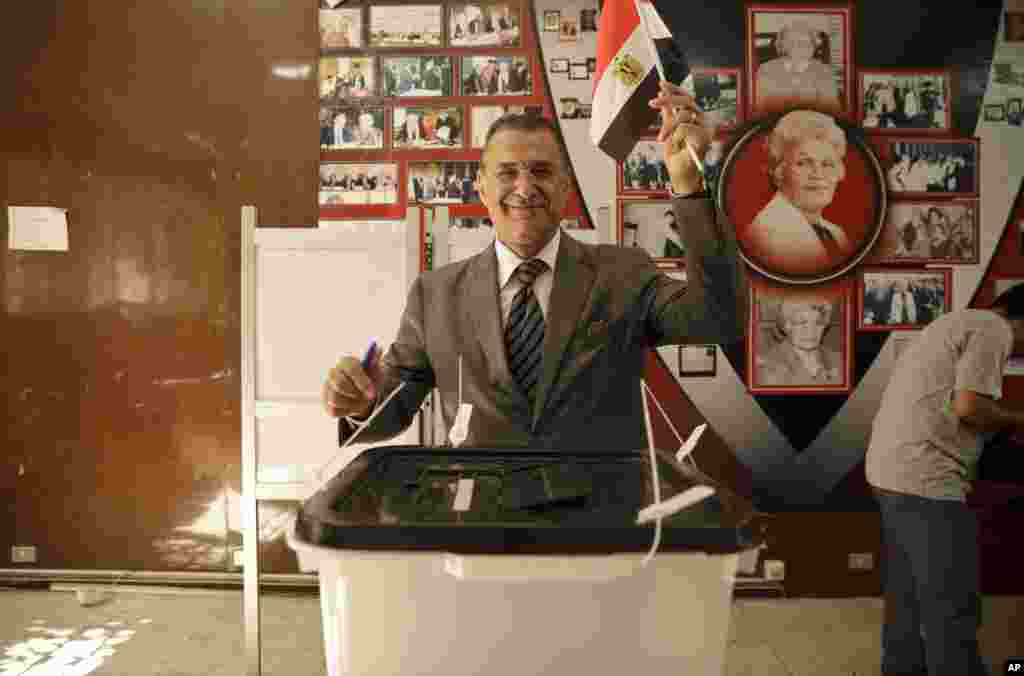 A man casts his ballot for president in Cairo, May 26, 2014.