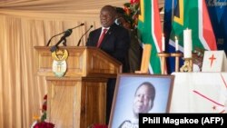 Le président sud-africain Cyril Ramaphosa prend la parole lors du service commémoratif du roi Goodwill Zwelithini au palais royal de KwaKhethomthandayo à Nongoma, en Afrique du Sud, le 18 mars 2021.