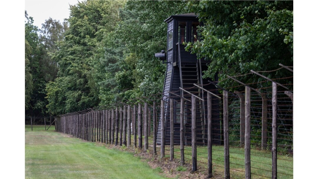 Pagar kawat berduri dan sebuah menara pengawas di Stutthof, bekas Kamp Kematian Nazi di Sztutowo, 21 Juli 2020.
