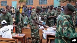 Des militaires burundais déployés dans un centre de vote