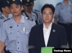 이재용(오른쪽) 삼성전자 부회장이 7일 결심공판에 출석하기 위해 교도관과 함께 서울 서초구 서울중앙지법에 도착하고 있다.