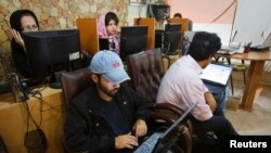 Las autoridades iraníes han cerrado el acceso de internet móvil, a páginas del extranjero en varias provincias, informó una agencia de noticias iraní el miércoles 25 de diciembre de 2019. (Foto de archivo)