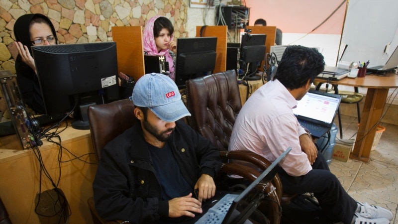 اقدام جمهوری اسلامی در «قطع اینترنت» باعث اخراج صدها نفر از کارکنان شرکت‌های فناوری در ایران شده است