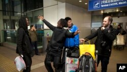 미국의 2인조 래퍼 가수 팩맨(왼쪽)과 페소가 지난 11월 5일간의 평양 일정을 마치고 베이징 공항에 도착해 춤을 추고 있다. 두 사람은 북한에서 뮤직비디오를 제작해 유투브 사이트에 공개했다.