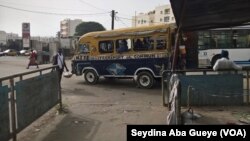 Des ''cars rapides'' à la gare de Lat Dior, à Dakar, au Sénégal, le 21 mai 2017. (VOA/Seydina Aba Gueye)