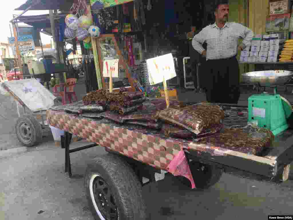 فرۆشتنی خورما بۆ ڕەمەزان لە بازارێکی ناوچەی جەزائیری موسڵ