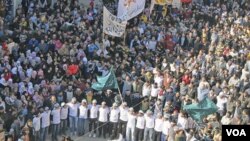 Demonstran oposisi melakukan aksi protes anti Presiden Assad di Baba Amro, dekat kota Homs usai shalat Jumat (3/2).
