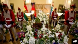 Tiêu binh đứng canh gác linh cữu của Thứ trưởng Nội vụ Bolivia Rodolfo Illanes được quàn bên trong dinh chính phủ ở La Paz, ngày 26 tháng 8, 2016.